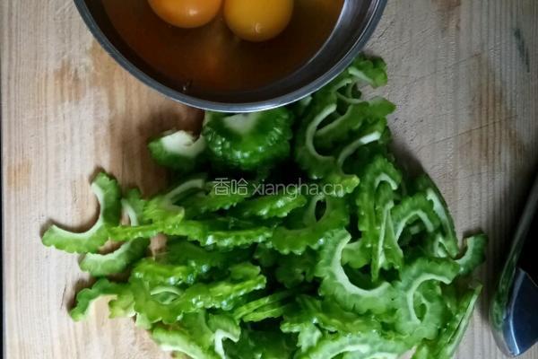苦瓜炒蛋的做法图解1