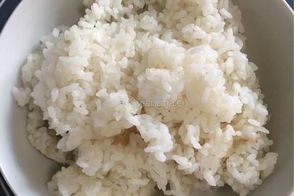 腊肠蛋炒饭的做法图解1