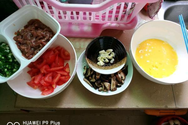 番茄瘦肉香菇鸡蛋面的做法图解1