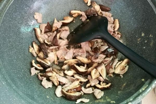 番茄瘦肉香菇鸡蛋面的做法图解3