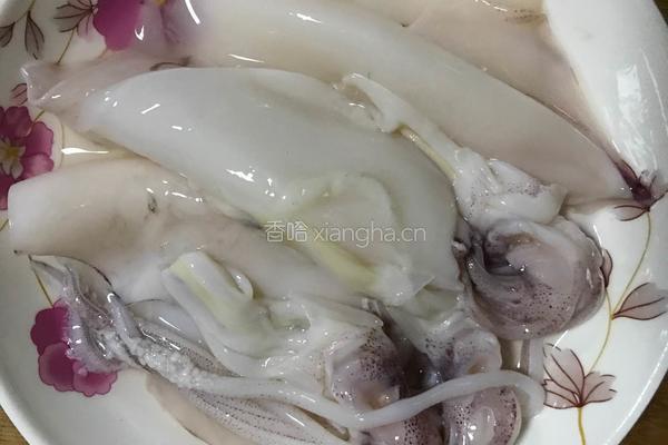 鱿鱼炒芹菜的做法图解2