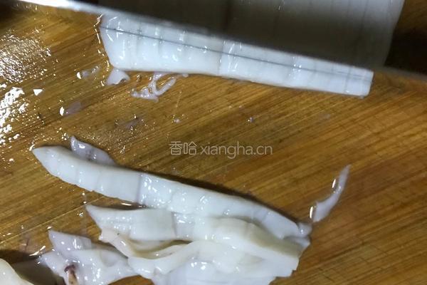 鱿鱼炒芹菜的做法图解3