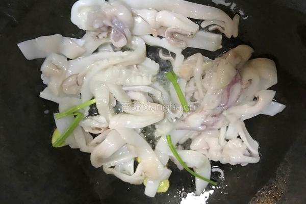 鱿鱼炒芹菜的做法图解5