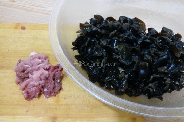 木耳炒肉的做法图解1