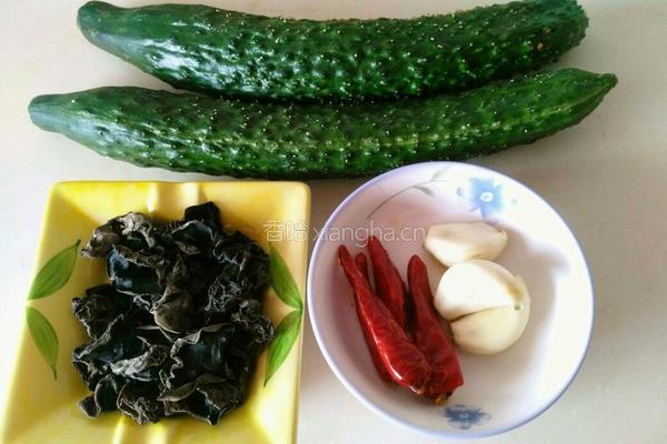 凉拌黄瓜木耳的做法图解1