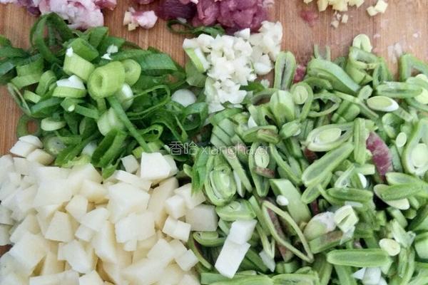 五花肉豆角土豆焖饭的做法图解1