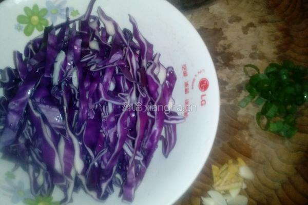 清炒紫甘蓝的做法图解1