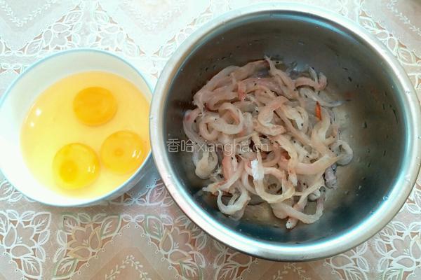 面条鱼炒鸡蛋的做法图解1