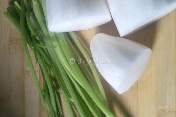 芹菜拌萝卜的做法图解1