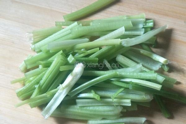 芹菜拌萝卜的做法图解3