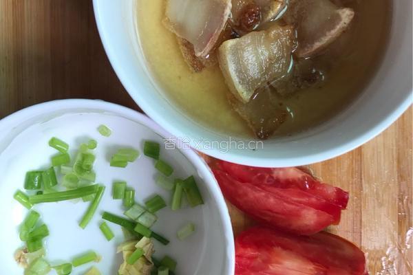 西红柿鸡蛋挂面汤的做法图解1