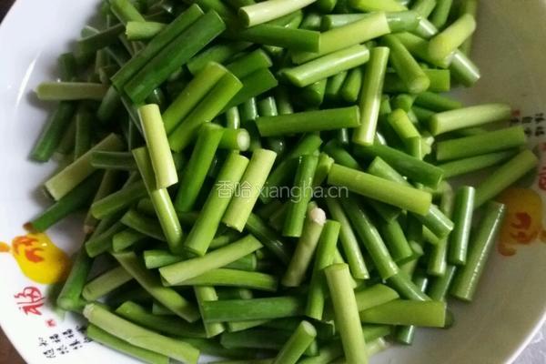 猪肉炒蒜薹的做法图解1