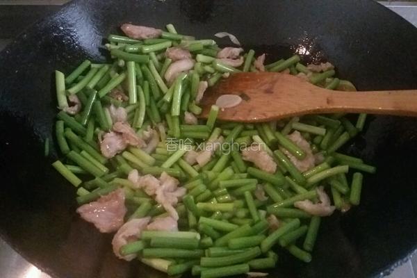 猪肉炒蒜薹的做法图解4