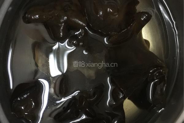 松茸排骨木耳汤的做法图解1