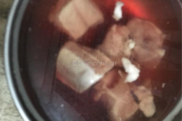 松茸排骨木耳汤的做法图解2