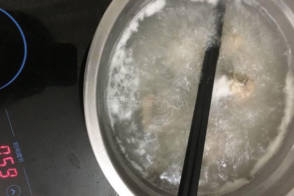松茸排骨木耳汤的做法图解3