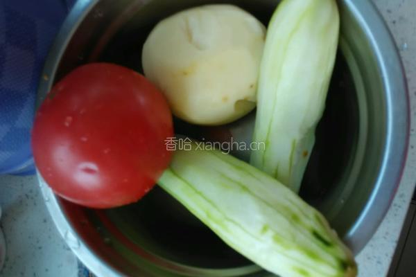 西红柿青瓜鸡蛋汤的做法图解1