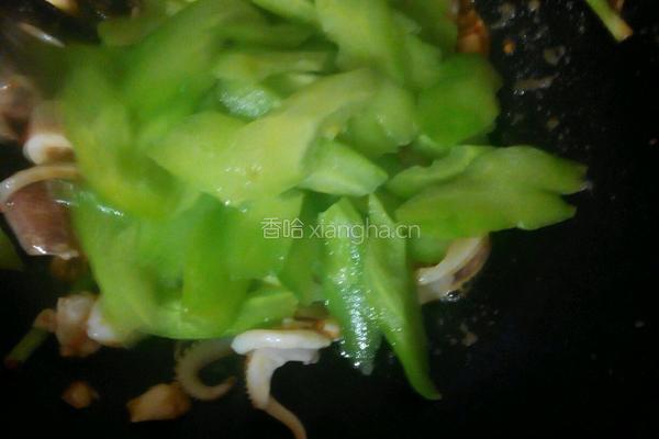 苦瓜炒鱿鱼的做法图解6