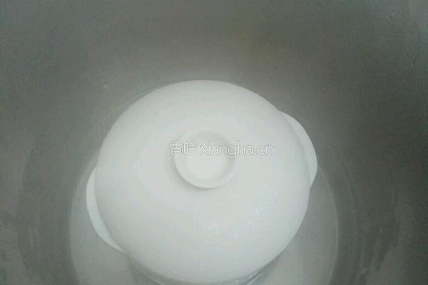 桃胶炖牛奶的做法图解3