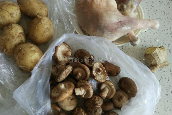 香菇土豆烧鸭腿的做法图解1