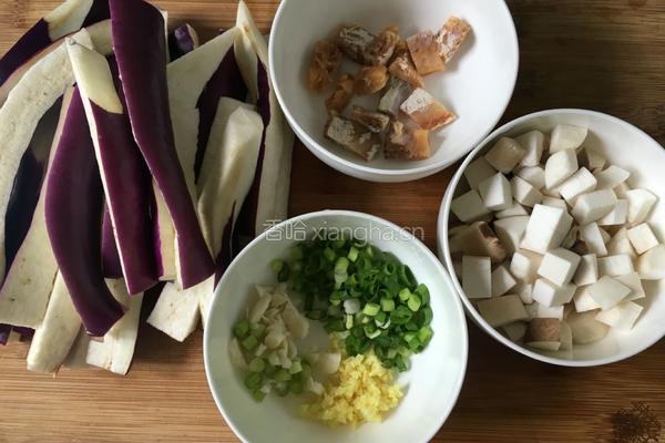 咸鱼茄子煲的做法图解2