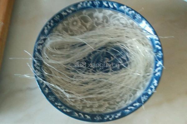 粉丝拌菠菜的做法图解2