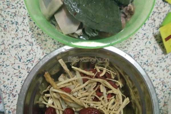 老火水鱼汤的做法图解1