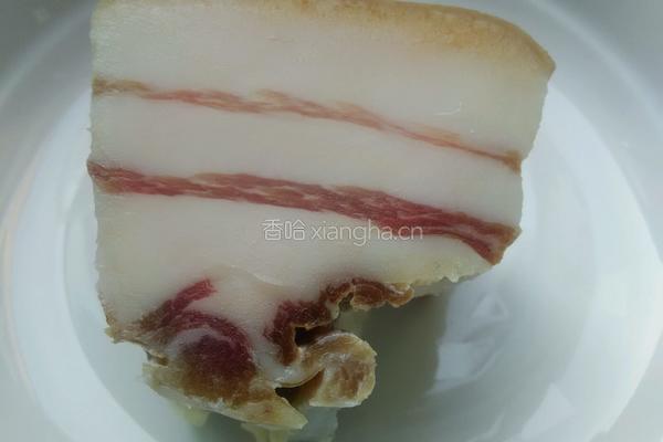 土豆烧腊肉的做法图解1