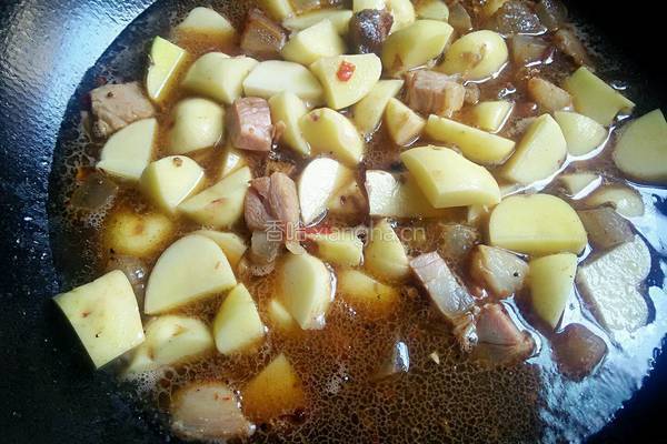 土豆烧腊肉的做法图解4