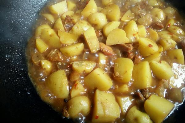 土豆烧腊肉的做法图解5