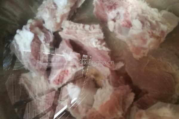 排骨菜干粥的做法图解2