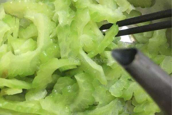 香辣肉末苦瓜的做法图解3