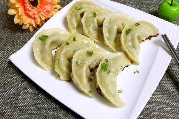 芹菜猪肉煎饺的做法图解13