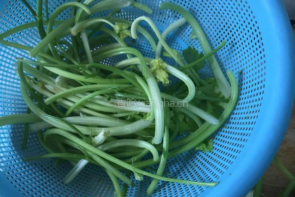 芹菜猪肉煎饺的做法图解1