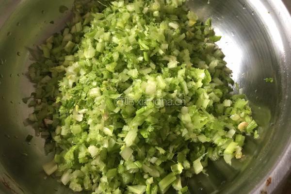 芹菜猪肉煎饺的做法图解3