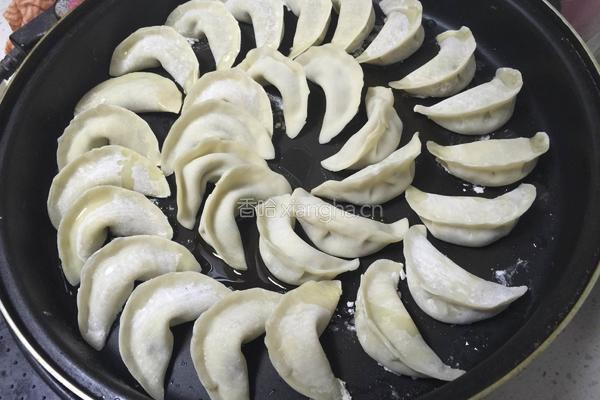 芹菜猪肉煎饺的做法图解11