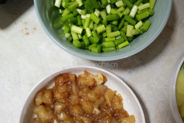蒜薹爆鸡丁的做法图解1