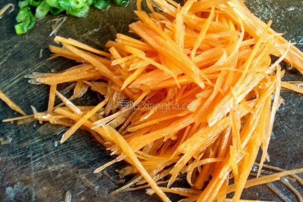 胡罗卜鸡蛋煎饼的做法图解1