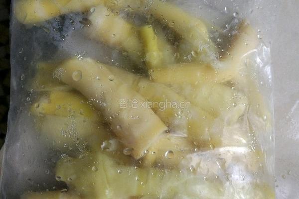 凉拌竹笋的做法图解1