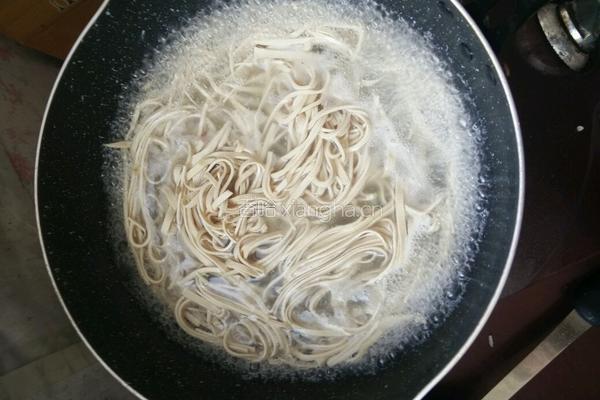 蒜泥豆腐皮的做法图解2