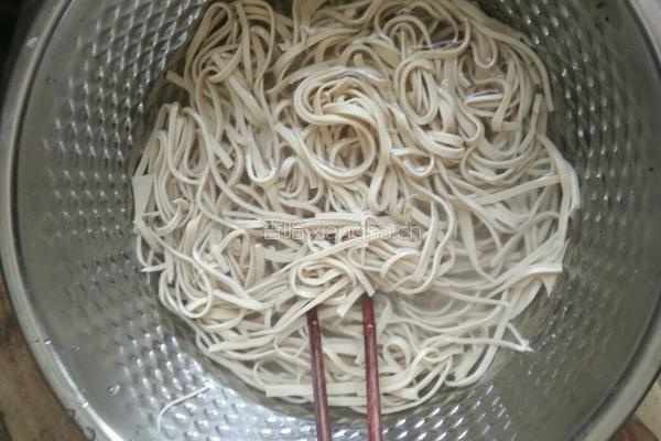 蒜泥豆腐皮的做法图解3