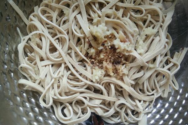 蒜泥豆腐皮的做法图解4