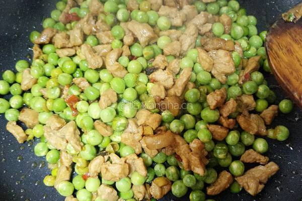 豌豆爆肉丁的做法图解7