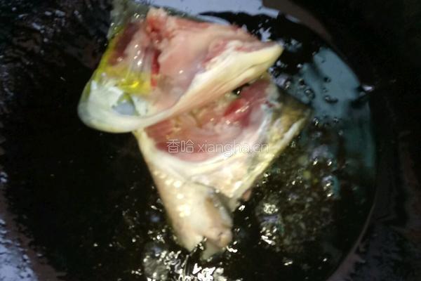 香芹木耳鱼头汤的做法图解3