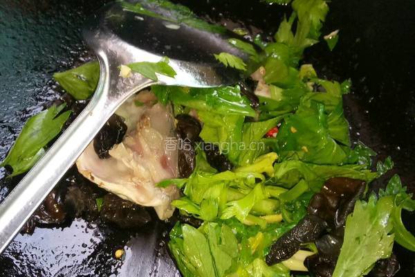 香芹木耳鱼头汤的做法图解5