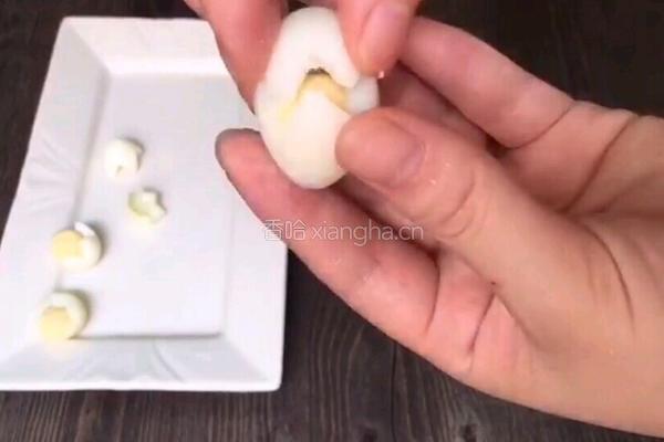 快乐的小鸡的做法图解3