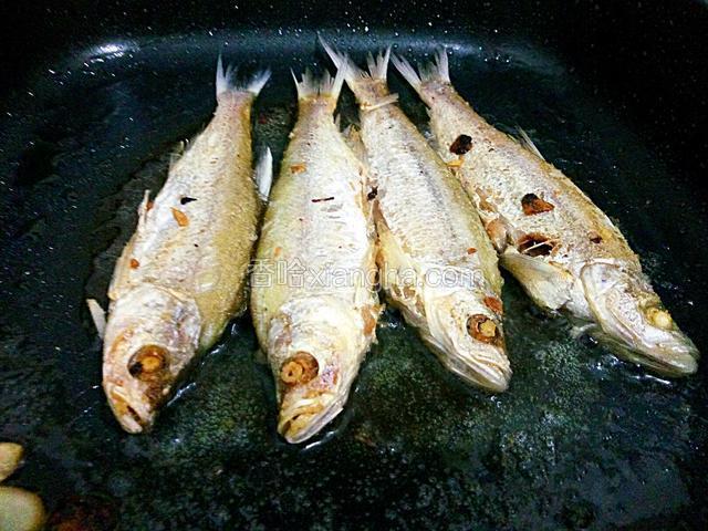 腌制入味，可以买别人腌制好的。也可自己腌制，新鲜的鱼洗净去除内脏后，加入盐、生姜末和花椒各适量腌约半小时。将辣椒、葱蒜切好备用。