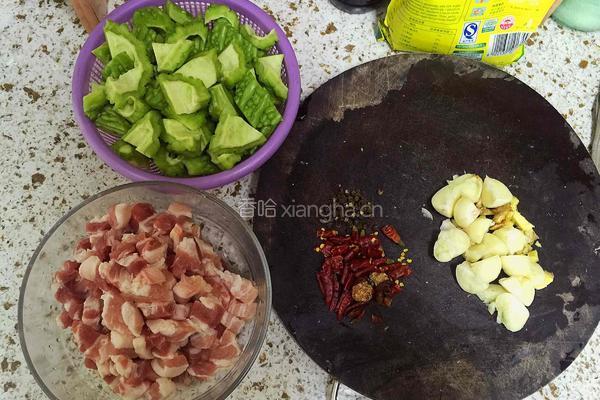 苦瓜烧肉的做法图解1