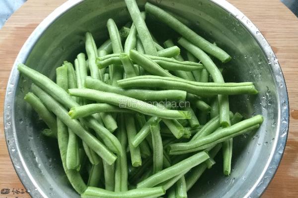 肉末油条千张卷的做法图解2