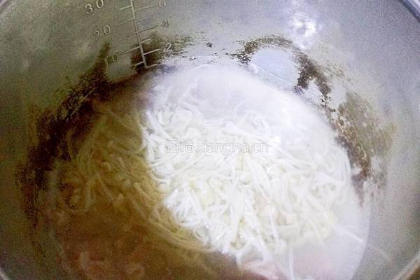 金针菇瘦肉清汤的做法图解10